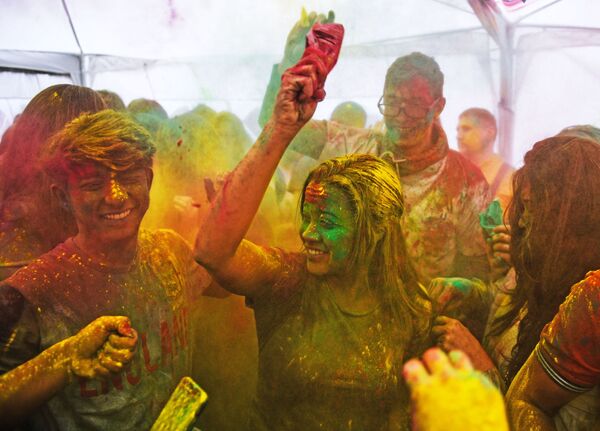 Những người tham gia lễ hội sắc màu Holi Mela tại Trung tâm Văn hóa Ấn Độ ở Moskva - Sputnik Việt Nam