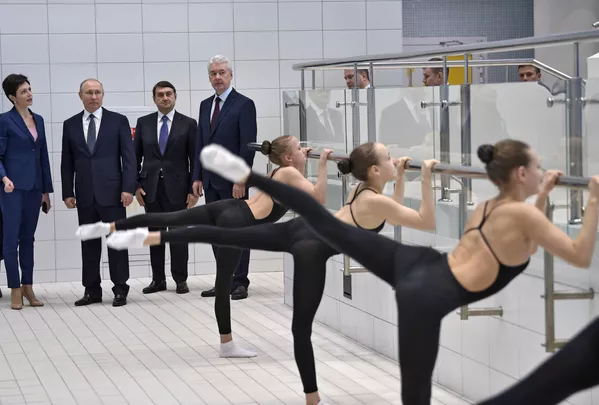 Tổng thống Vladimir Putin thăm Trung tâm bơi lội đồng bộ Olympic mang tên A. Davydova Tổng thống Vladimir Putin thăm Trung tâm bơi lội đồng bộ Olympic mang tên A. Davydova - Sputnik Việt Nam