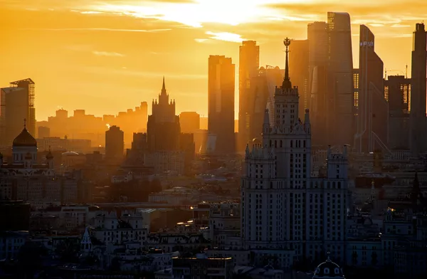 Hoàng hôn trên nền tòa nhà chọc trời phố bờ sông Kotelnicheskaya, trung tâm thương mại quốc tế Moscow-City và tòa nhà Bộ Ngoại giao Nga tại Moskva Hoàng hôn trên nền tòa nhà chọc trời phố bờ sông Kotelnicheskaya, trung tâm thương mại quốc tế Moscow-City và tòa nhà Bộ Ngoại giao Nga tại Moskva - Sputnik Việt Nam