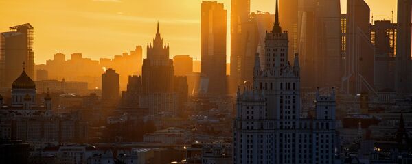 Hoàng hôn trên nền tòa nhà chọc trời phố bờ sông Kotelnicheskaya, trung tâm thương mại quốc tế Moscow-City và tòa nhà Bộ Ngoại giao Nga tại Moskva - Sputnik Việt Nam