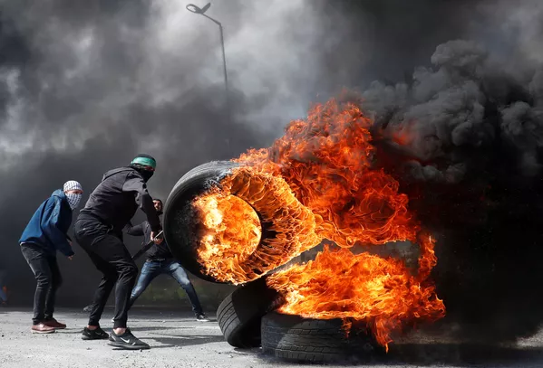 Người biểu tình Palestine trong cuộc đụng độ với quân đội Israel gần khu định cư Beit El của người Do Thái ở Bờ Tây, bị Israel chiếm đóng Người biểu tình Palestine trong cuộc đụng độ với quân đội Israel gần khu định cư Beit El của người Do Thái ở Bờ Tây, bị Israel chiếm đóng - Sputnik Việt Nam