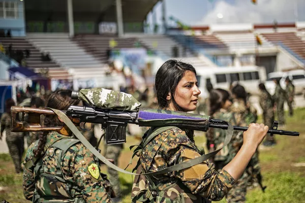 Các cô gái Đội nữ tự vệ (YPJ) tham gia diễu hành quân sự kỉ niệm tiêu diệt hoàn toàn tàn quân “Nhà nước Hồi giáo” ở Hasaka, miền Đông Syria Các cô gái Đội nữ tự vệ (YPJ) tham gia diễu hành quân sự kỉ niệm tiêu diệt hoàn toàn tàn quân “Nhà nước Hồi giáo” ở Hasaka, miền Đông Syria - Sputnik Việt Nam