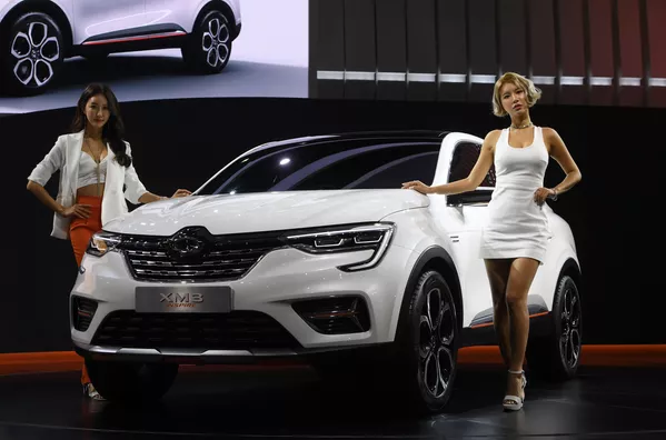 Người mẫu Hàn Quốc tạo dáng với Renault Samsung XM3 Inspire trong buổi họp báo của Seoul Motor Show ở Goyang Người mẫu Hàn Quốc tạo dáng với Renault Samsung XM3 Inspire trong buổi họp báo của Seoul Motor Show ở Goyang - Sputnik Việt Nam
