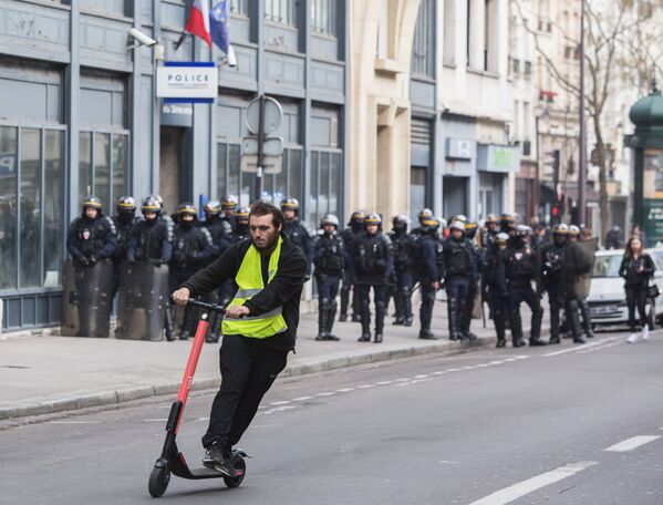 Người tham gia cuộc biểu tình của áo gi lê vàng ở Paris - Sputnik Việt Nam