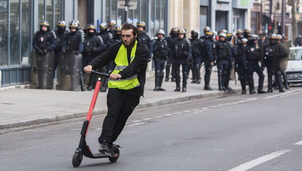 Người tham gia cuộc biểu tình của áo gi lê vàng ở Paris - Sputnik Việt Nam