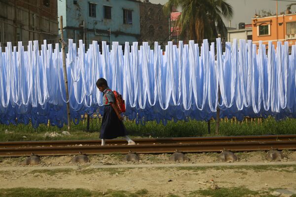 Nữ sinh đi trên đường ray ở Narayanganj, Bangladesh - Sputnik Việt Nam