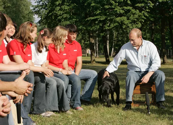 Năm 2000, Vladimir Putin được người đứng đầu Bộ tình trạng khẩn cấp Nga, ông Serge Shoigu tặng con chó đầu tiên. Đó là một chú chó con nòi Labrador màu đen, trước đó được huấn luyện tại Trung tâm chó cứu hộ. Con chó được đặt tên là Koni. Trong ảnh: Tổng thống Nga Vladimir Putin trong cuộc gặp với đại diện các phong trào thanh niên Nga tại Zavidovo Năm 2000, Vladimir Putin được người đứng đầu Bộ tình trạng khẩn cấp Nga, ông Serge Shoigu tặng con chó đầu tiên. Đó là một chú chó con nòi Labrador màu đen, trước đó được huấn luyện tại Trung tâm chó cứu hộ. Con chó được đặt tên là Koni. Trong ảnh: Tổng thống Nga Vladimir Putin trong cuộc gặp với đại diện các phong trào thanh niên Nga tại Zavidovo - Sputnik Việt Nam