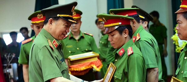 Bộ trưởng Bộ Công an Tô Lâm khen thưởng các lực lượng phá chuyên án ma túy 218LP của Bộ Công an và thành tích của Công an TP.HCM bắt giữ 895 bánh heroin chiều 29-3  - Sputnik Việt Nam