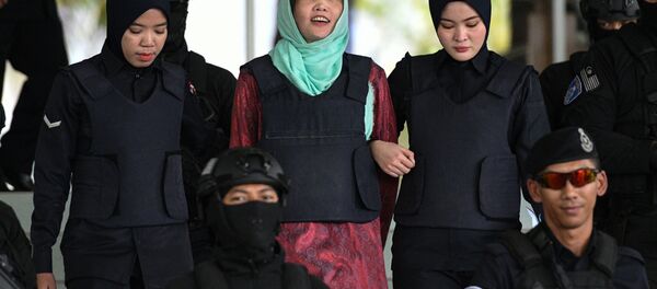 Đoàn Thị Hương nở nụ cười khi cô bị áp giải tại tòa thượng thẩm ở Shah Alam, Malaysia sáng 1-4 - Sputnik Việt Nam