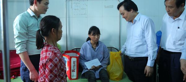 Bộ trưởng Bộ Giáo dục và Đào tạo Phùng Xuân Nhạ thăm hỏi, động viên em Nguyễn Thị Hải Yến đang điều trị tại Bệnh viện Tâm thần kinh tỉnh Hưng Yên. - Sputnik Việt Nam