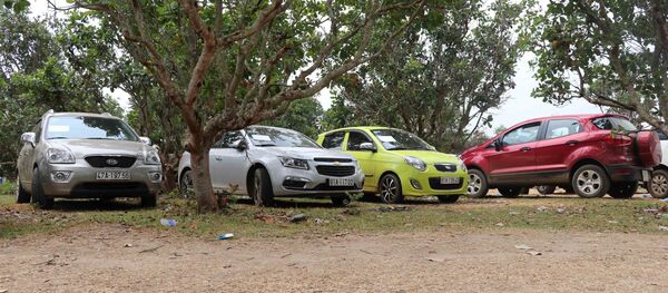 Hơn 60 ô tô của các đối tượng tham gia đánh bạc bị thu giữ tại hiện trường. Hơn 60 ô tô của các đối tượng tham gia đánh bạc bị thu giữ tại hiện trường. - Sputnik Việt Nam