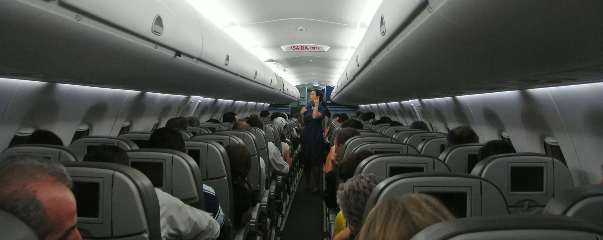 Khoang hành khách máy bay Embraer 190 của hãng hàng không Azul Linhas Aéreas Brasileiras Khoang hành khách máy bay Embraer 190 của hãng hàng không Azul Linhas Aéreas Brasileiras - Sputnik Việt Nam, 1920, 16.11.2019
