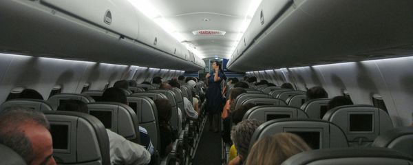 Khoang hành khách máy bay Embraer 190 của hãng hàng không Azul Linhas Aéreas Brasileiras - Sputnik Việt Nam