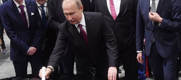 Tổng thống Vladimir Putin tham dự lễ khai trương nhà máy sản xuất xe hơi “Mercedes-Benz” thuộc tập đoàn “Daimler ” Tổng thống Vladimir Putin tham dự lễ khai trương nhà máy sản xuất xe hơi “Mercedes-Benz” thuộc tập đoàn “Daimler ” - Sputnik Việt Nam