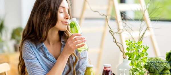 Cô gái uống sinh tố Cô gái uống sinh tố - Sputnik Việt Nam