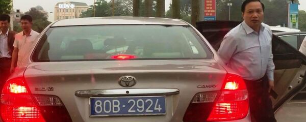 Văn phòng HĐND tỉnh Ninh Bình ý thức được việc sử dụng cùng lúc 2 biển số là sai quy định nhưng vẫn để tồn tại nhiều năm nay - Sputnik Việt Nam