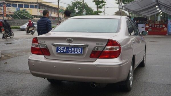 Phó bí thư thường trực tỉnh Ninh Bình sử dụng ô tô biển xanh 80B: Trả lời rất ngụy biện! - Sputnik Việt Nam