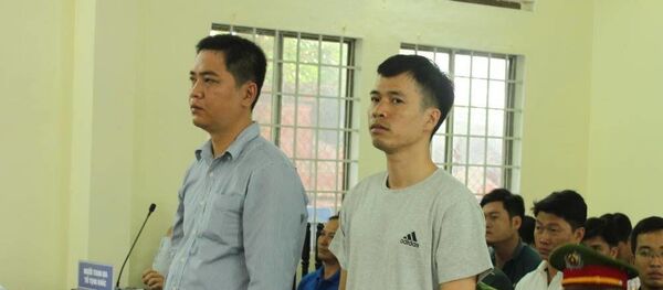 Bùi Đức Nghĩa (áo thun) và Nguyễn Tuấn Anh tại phiên tòa Bùi Đức Nghĩa (áo thun) và Nguyễn Tuấn Anh tại phiên tòa - Sputnik Việt Nam