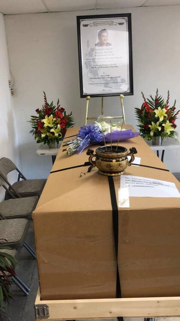 Tỉ phú Hoàng Kiều tặng 30.000 USD để thực hiện nguyện vọng cuối cùng của Anh Vũ Tỉ phú Hoàng Kiều tặng 30.000 USD để thực hiện nguyện vọng cuối cùng của Anh Vũ - Sputnik Việt Nam