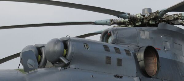 Động cơ (bên dưới) và bộ phận phụ trợ (bên trên) của trực thăng MI-26T2 - Sputnik Việt Nam