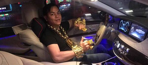 Phúc XO, tức Trần Ngọc Phúc, nổi tiếng trên mạng xã hội là người đeo vàng nhiều nhất Việt Nam - Sputnik Việt Nam