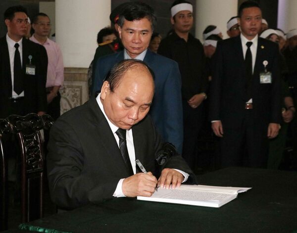 Tiễn đưa Trung tướng Đồng Sỹ Nguyên Tiễn đưa Trung tướng Đồng Sỹ Nguyên - Sputnik Việt Nam