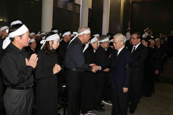 Tiễn đưa Trung tướng Đồng Sỹ Nguyên Tiễn đưa Trung tướng Đồng Sỹ Nguyên - Sputnik Việt Nam