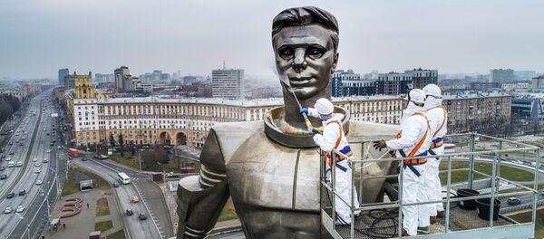 Công nhân dịch vụ công cộng rửa tượng đài phi hành gia Yuri Gagarin trên Đại lộ Leninsky ở Moskva. Công nhân dịch vụ công cộng rửa tượng đài phi hành gia Yuri Gagarin trên Đại lộ Leninsky ở Moskva. - Sputnik Việt Nam