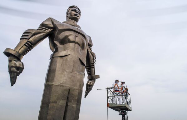 Công nhân dịch vụ công cộng rửa tượng đài phi hành gia Yuri Gagarin trên Đại lộ Leninsky ở Moskva. - Sputnik Việt Nam