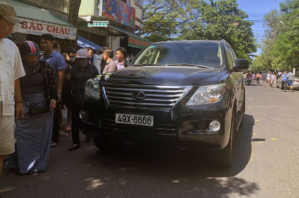 Tiết lộ bất ngờ về đại gia lái Lexus biển 6666 lao vào đám tang ở Bình Định Tiết lộ bất ngờ về đại gia lái Lexus biển 6666 lao vào đám tang ở Bình Định - Sputnik Việt Nam