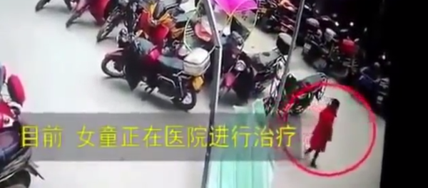 Bé gái 6 tuổi rơi từ tầng 26 xuống đất vẫn đi lại bình thường - Sputnik Việt Nam