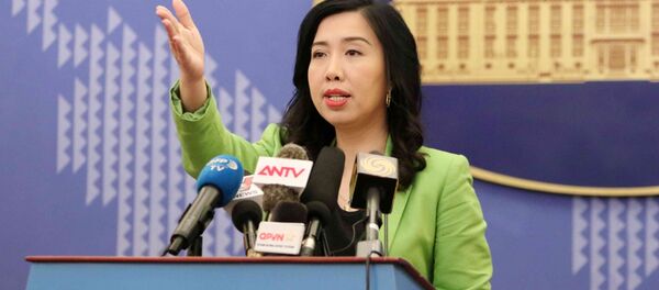 Người Phát ngôn Bộ Ngoại giao Lê Thị Thu Hằng mời phóng viên đặt câu hỏi.   - Sputnik Việt Nam