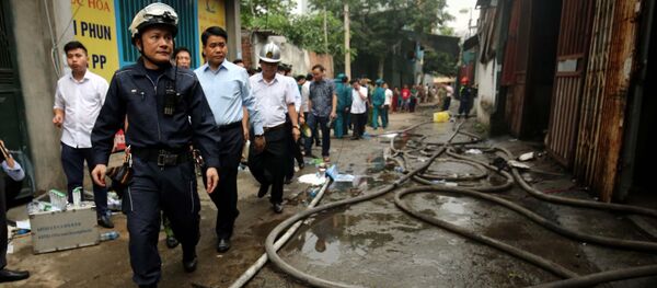 Chủ tịch UBND thành phố Hà Nội Nguyễn Đức Chung trực tiếp tới hiện trường chỉ đạo công tác cứu hỏa và cứu hộ nạn nhân.  - Sputnik Việt Nam