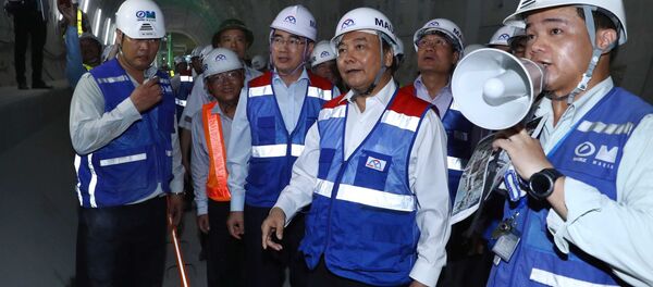 Thủ tướng Nguyễn Xuân Phúc thăm công trường thi công ga Nhà hát Thành phố  - Sputnik Việt Nam