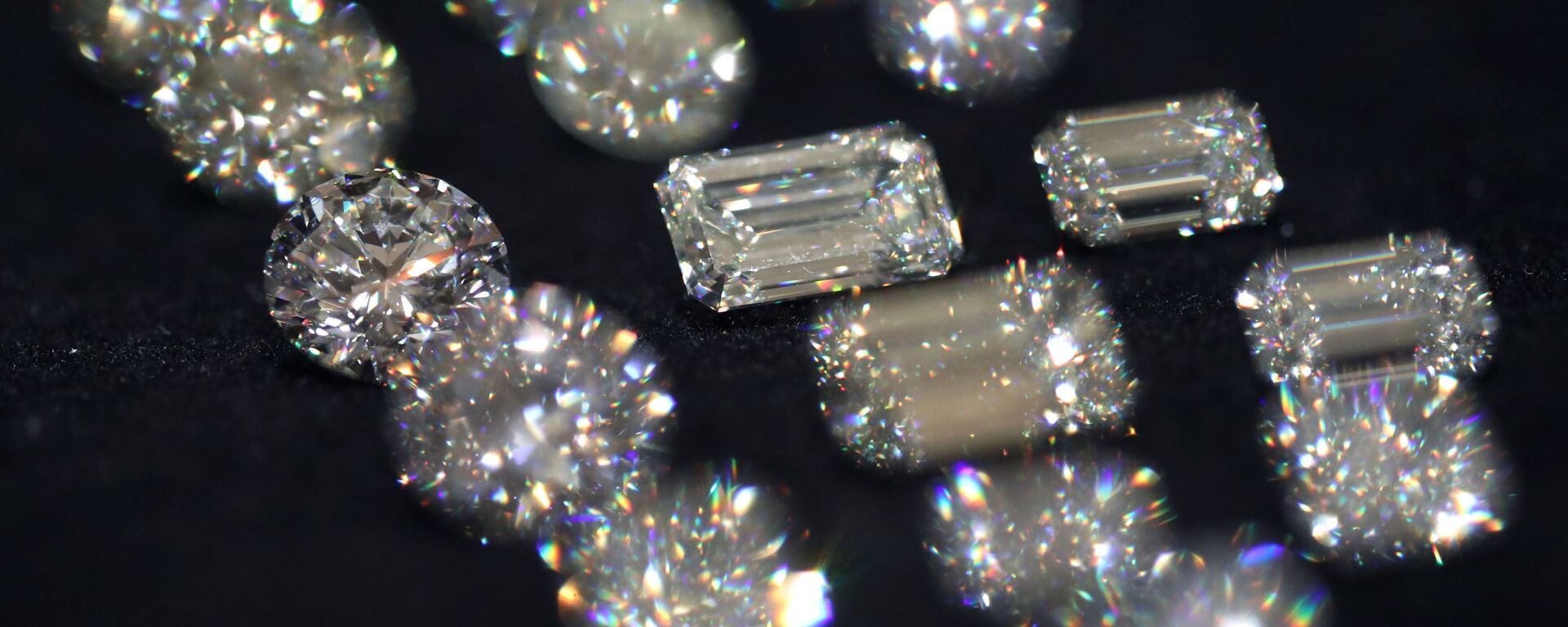 Những viên kim cương của công ty “Kim cương Alrosa” tại cuộc triển lãm kim cương - Sputnik Việt Nam, 1920, 12.08.2025