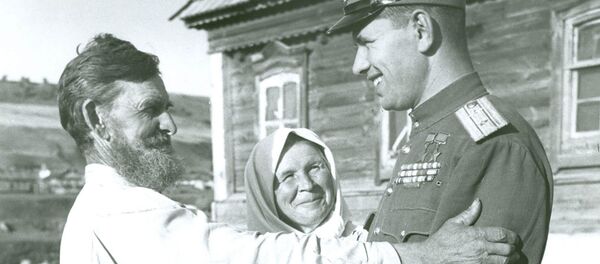 Bức ảnh của phóng viên ảnh Liên Xô Mark Redkin, nhan đề không chính thức là Chúc mừng Chiến thắng, con trai!. Ảnh được chụp mùa xuân năm 1946 tại làng Lapot, tỉnh Saratov – quê hương Nguyên soái Không quân, hai lần Anh hùng Liên Xô Nikolai Skomorokhov. - Sputnik Việt Nam