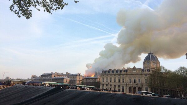 Cháy lớn tại Nhà thờ Đức Bà Paris - Sputnik Việt Nam