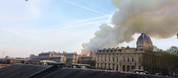 Cháy lớn tại Nhà thờ Đức Bà Paris - Sputnik Việt Nam