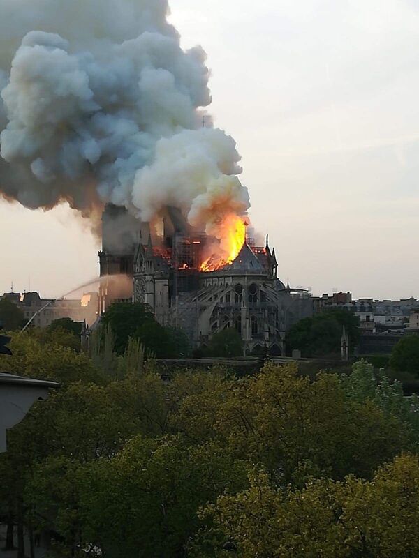 Cháy lớn tại Nhà thờ Đức Bà Paris (Ảnh, video) - Sputnik Việt Nam
