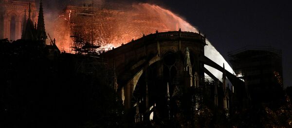 Chữa cháy ở Nhà thờ Đức Bà Paris  - Sputnik Việt Nam