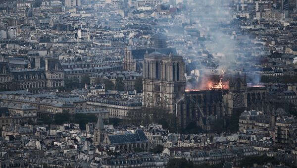 Cảnh đám cháy ở Nhà thờ Đức Bà Paris, nhìn từ trên xuống - Sputnik Việt Nam