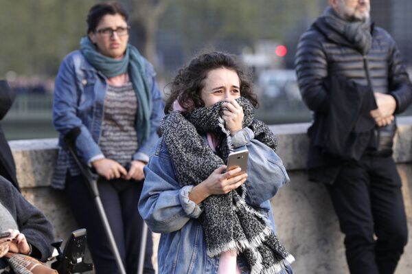 Cô gái phát khóc khi nhìn đám cháy trong Nhà thờ Đức Bà Paris  - Sputnik Việt Nam