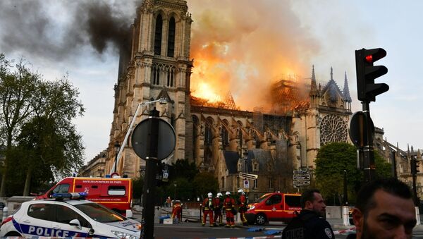 Cảnh đám cháy ở Nhà thờ Đức Bà Paris, nhìn từ trên xuống - Sputnik Việt Nam