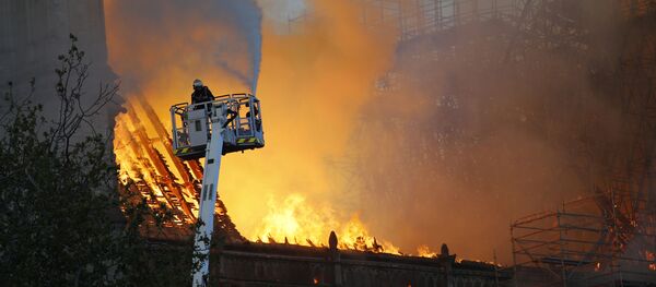 Lính cứu hỏa chữa cháy ở Nhà thờ Đức Bà Paris - Sputnik Việt Nam