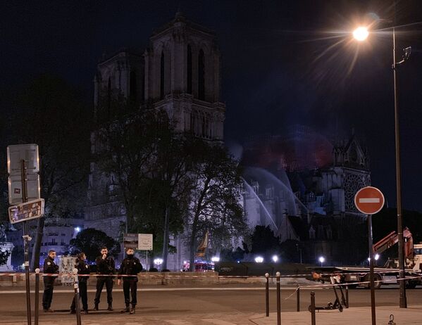 Chữa cháy ở Nhà thờ Đức Bà Paris  - Sputnik Việt Nam