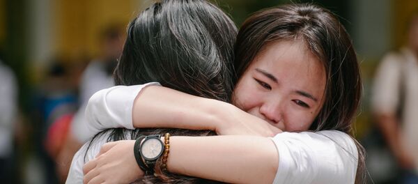 Hai cô gái ôm nhau khóc nức nở giữa sân trường Hai cô gái ôm nhau khóc nức nở giữa sân trường - Sputnik Việt Nam