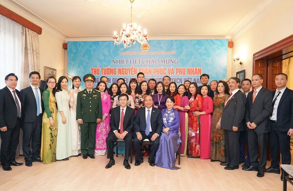 Thủ tướng thăm Đại sứ quán Việt Nam tại Czech - Sputnik Việt Nam