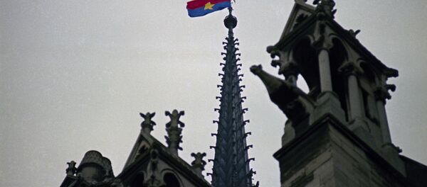 Lá cờ Việt Nam trên đỉnh tháp Nhà thờ Đức Bà Paris - Sputnik Việt Nam