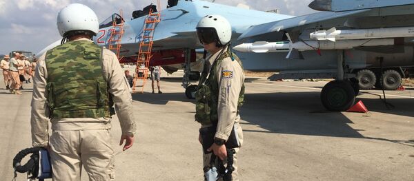 Phi công Nga chuẩn bị cất cánh bằng Su-30 từ sân bay Hmeymim tại Syria - Sputnik Việt Nam