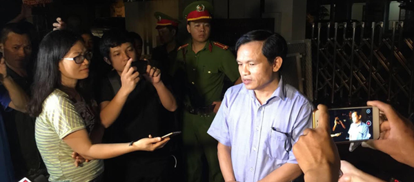 Cục trưởng Cục Quản lý chất lượng, Bộ GD&ĐT trao đổi với báo chí giữa đêm khi những tiêu cực tại Sơn La bắt đầu lộ diện vào tháng 7/2018 Cục trưởng Cục Quản lý chất lượng, Bộ GD&ĐT trao đổi với báo chí giữa đêm khi những tiêu cực tại Sơn La bắt đầu lộ diện vào tháng 7/2018 - Sputnik Việt Nam